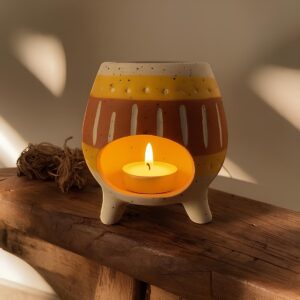 Brûle-parfum en grès aux teintes ocres et jaunes, style ethnique bolivien, avec bougie chauffe-plat – Enzo & Caly Création.