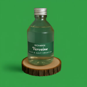 Recharge de parfum d’ambiance Verveine, présentée dans une bouteille en verre transparent avec étiquette verte, posée sur un rondin en bois et un fond uni vert – création élégante Enzo & Caly fabriquée en France.