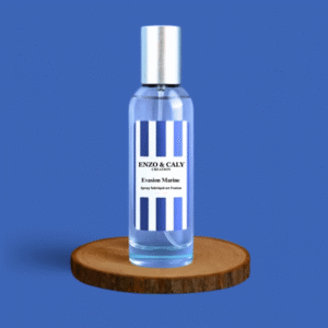 Spray au parfum d’ambiance Evasion Marine, présenté dans une bouteille en verre transparent avec une étiquette bleue et blanche, posé sur un rondin en bois avec un fond uni bleu – création élégante Enzo & Caly fabriquée en France.